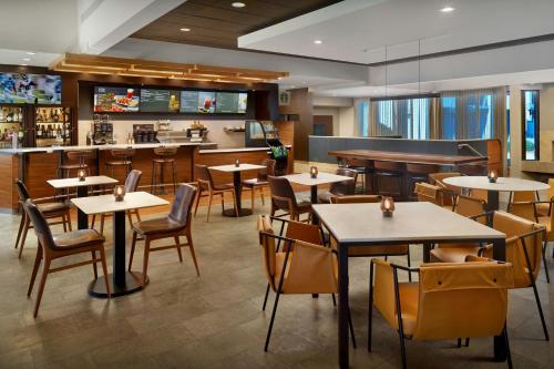 a restaurant with tables and chairs and a bar at Courtyard by Marriott Birmingham Homewood in Birmingham