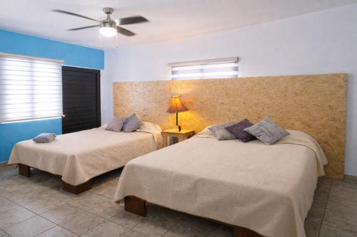 a bedroom with two beds and a ceiling fan at Suite moderna para 2, a 5 min del Centro in Ciudad Victoria