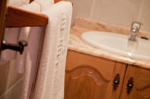 a bathroom with a sink and a counter with towels at Las Anjanas de Isla in Isla