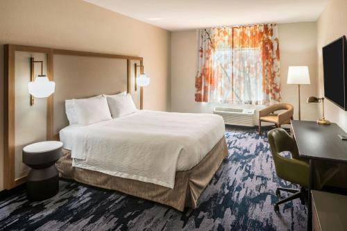 a hotel room with a bed and a television at Fairfield Inn by Marriott Richmond in New Paris