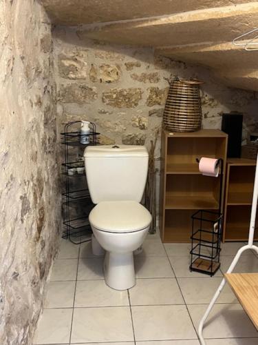 un baño con un inodoro blanco en una habitación en Pause à Beaucaire, en Beaucaire