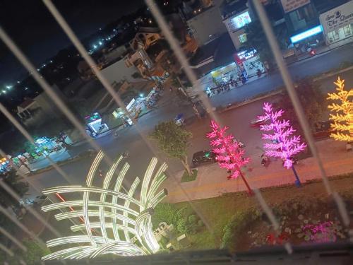 a view of a city at night with palm trees at GÂY THƯƠNG NHỚ Homestay Phòng trong vinhome grand park tên cũ I love vinhome grand park in Gò Công