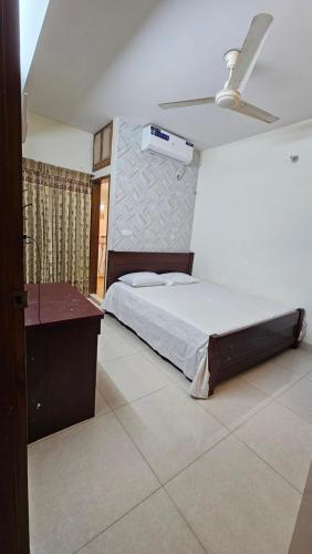 Sweet Rest Dhaka في داكا: غرفة نوم بها سرير ومكتب