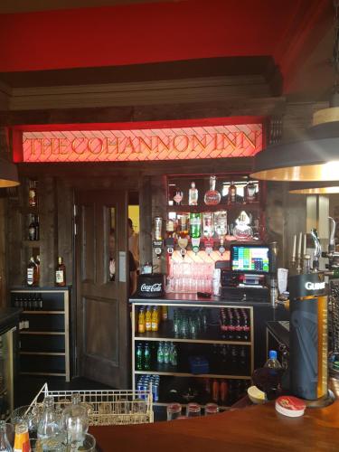 un bar rempli de nombreuses bouteilles d'alcool dans l'établissement Cohannon Inn, à Dungannon