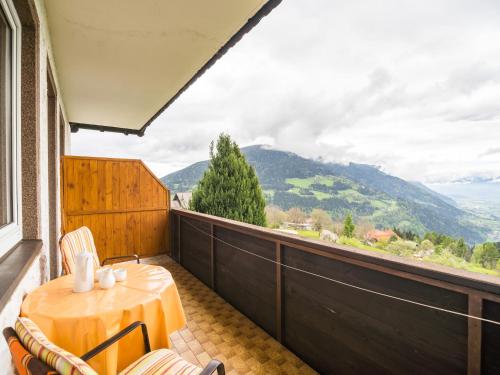 ein Balkon mit Tisch und Stühlen und Aussicht in der Unterkunft Cozy Apartment in Afritz am See near Gerlitzen Ski Area in Afritz