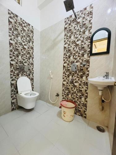 a bathroom with a toilet and a sink at Bimala Hotel in Rānchī