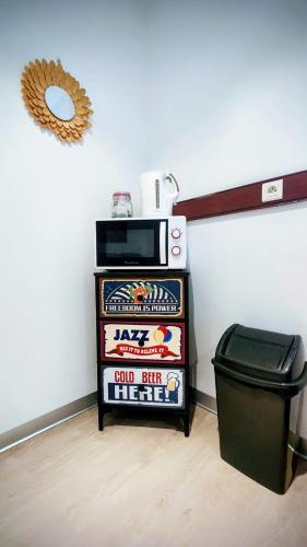 a microwave sitting on top of a shelf in a room at EVASION Bungalow Harmonie in Sarraméa