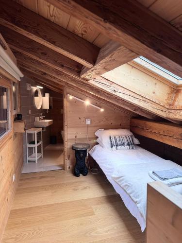 sypialnia z łóżkiem i umywalką w pokoju w obiekcie Chalet Moose w mieście Morzine