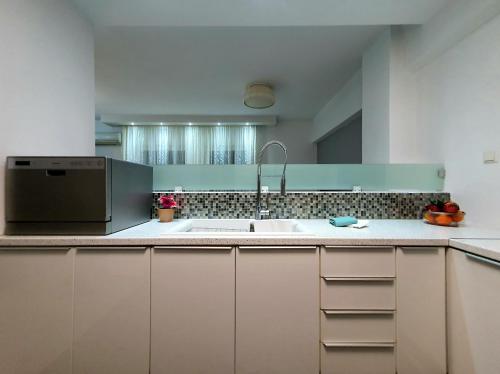 Downtown Living Central 2BR Free Private Parking
