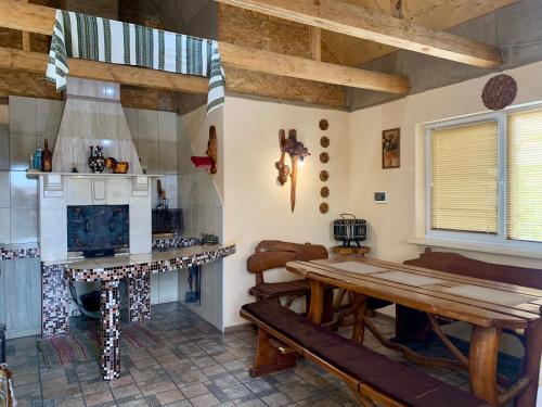 una cucina con un tavolo di legno e una stufa di Cottage EcoComfort a Sagunovka