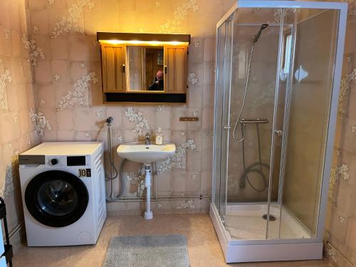 a bathroom with a washing machine and a sink at Askebo Norregård in Askebo