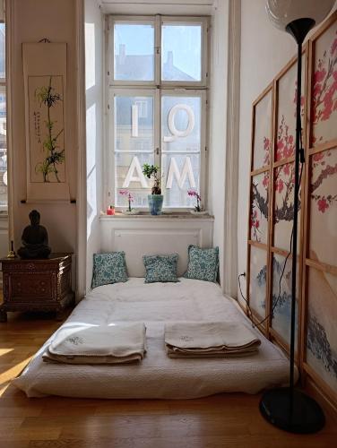 a bed in a room with a window at Einzigartige Studio-Atmosphäre in Bamberg