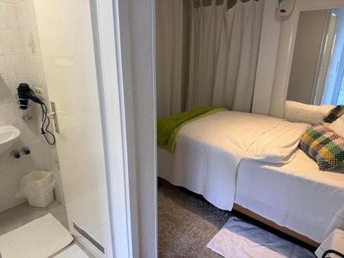 ein kleines Schlafzimmer mit Bett und Badezimmer in der Unterkunft MarijaM-Haus in Badenweiler