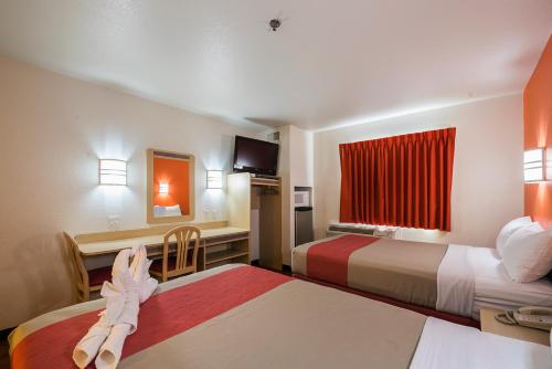 Cette chambre comprend deux lits et un bureau. dans l'établissement Motel 6 Athens, à Athens