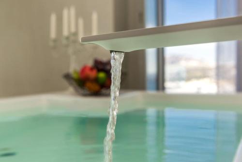 Magical Blu Honeymoon Suite With Indoor Heated Jacuzzi