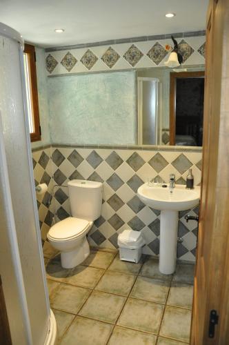 a bathroom with a toilet and a sink at Hotel Rural Verdeancho in Belorado