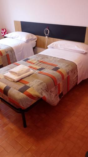 a pair of beds in a room at Locanda da Lucia in Noventa di Piave