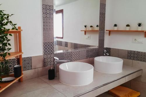 a bathroom with two white tubs on a counter at Gusta la Vista in Ríogordo