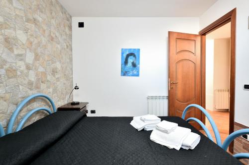 a black table with white towels on top of it at Sa Omu Bianca in Tortolì