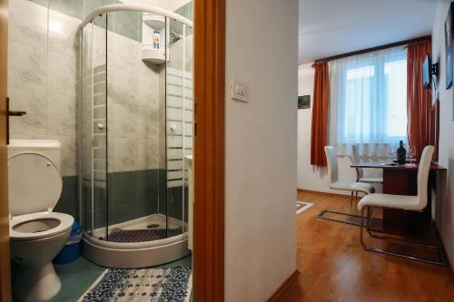 y baño con aseo y ducha acristalada. en Sweet Dreams Apartments, en Zadar