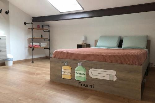 a bedroom with a bed in a box with two bottles at L’escapade marine ensoleillée in Balaruc-le-Vieux