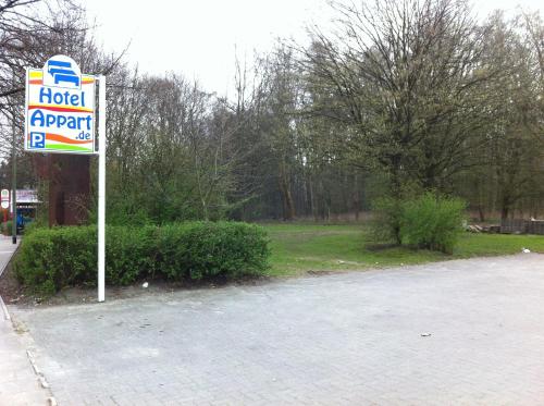 a hotel parking sign on the side of a street at Hotel Appart in Osnabrück