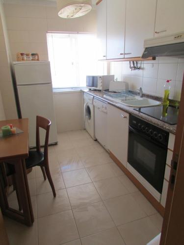 uma cozinha com um fogão, um lavatório e uma máquina de lavar louça em Holaias Holidays em Lisboa