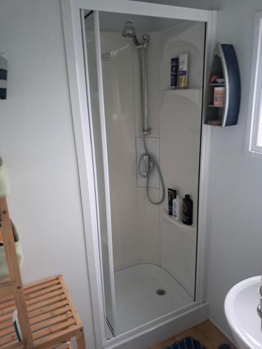 eine Duschkabine in einem Badezimmer neben einem Waschbecken in der Unterkunft Lolasurmer in Bredene