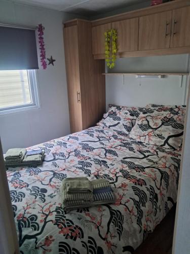 ein Schlafzimmer mit einem Bett mit einer farbenfrohen Bettdecke in der Unterkunft Lolasurmer in Bredene