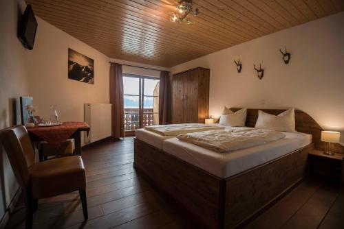 Postel nebo postele na pokoji v ubytování Hotel Karwendelblick