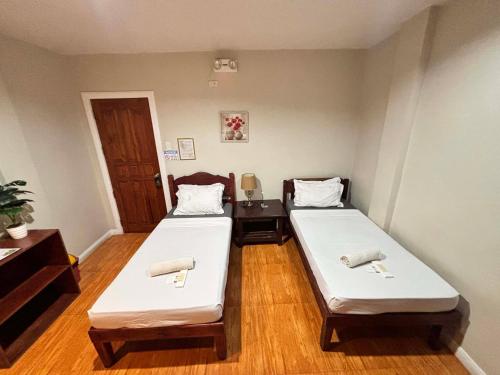 San Jose de BuenavistaにあるMilqueの木の床の小さな部屋にベッドが2つある