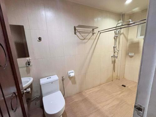 San Jose de BuenavistaにあるMilqueのトイレと洗面台のある浴室