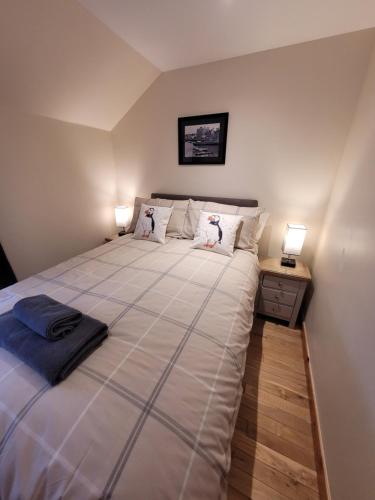 ein Schlafzimmer mit einem großen Bett und zwei Lampen in der Unterkunft Orkneyinga in Kirkwall