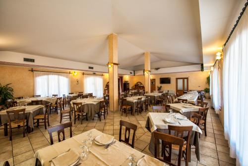 an empty dining room with tables and chairs at Hotel Perda Rubia in San Giovanni Suèrgiu
