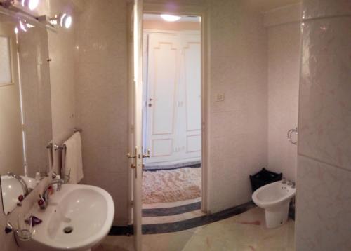 Hotel Les Amandiers tesisinde bir banyo