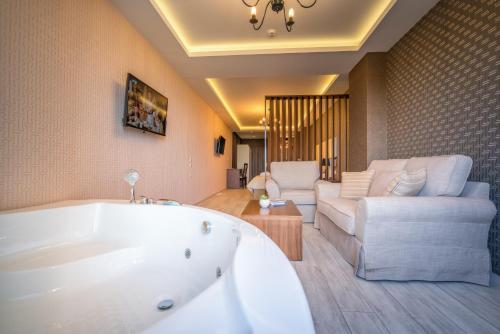 Gallery image of Elegance Luxury Executive Suites - Adults Only in Tragaki