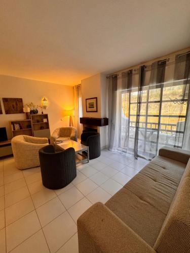 a living room with a couch and a table at Cardoso Beirao in Carvoeiro