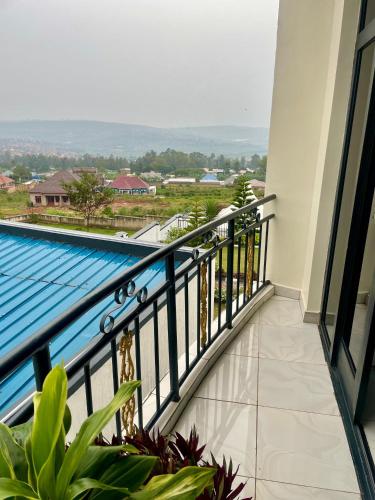 balcone con vista sulla piscina di Cheira Five 