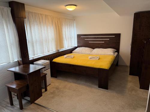 Llit o llits en una habitació de Botel Gracia