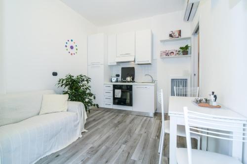 Cucina o angolo cottura di The Best Rent - Cozy Apartment Milan