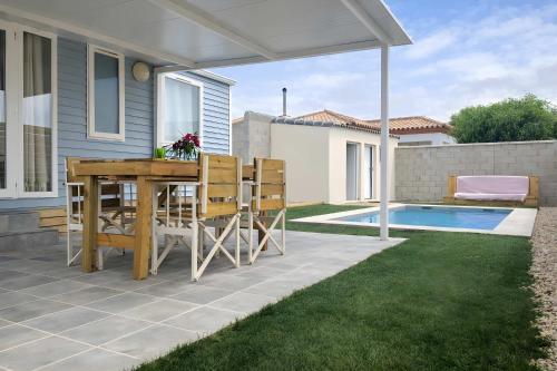 Acogedora casa familiar a pasos de la playa piscina y wifi