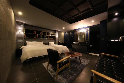 Un pat sau paturi într-o cameră la Kobos Hotel