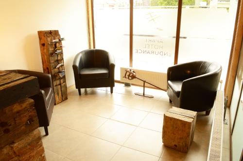 a waiting room with two chairs and a table at Apart Hotel Endurance in Punta Arenas
