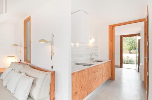 uma cozinha e uma sala de estar com um lavatório em Sa Nau Agroturismo - Adults Only em Porto Colom