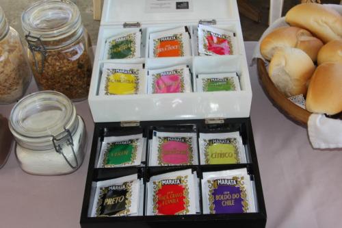 uma mesa com uma caixa de comida e uma cesta de pão em Hotel Pousada da Mangueira em Salvador