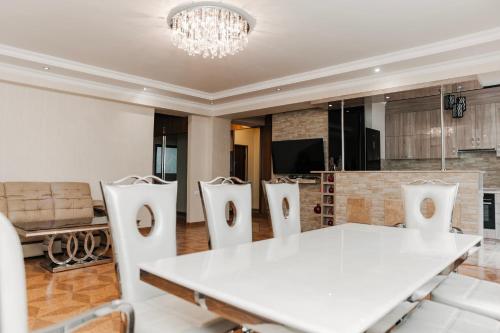Spacious City Center Apartment 2BR 2BA New Building Balcony
