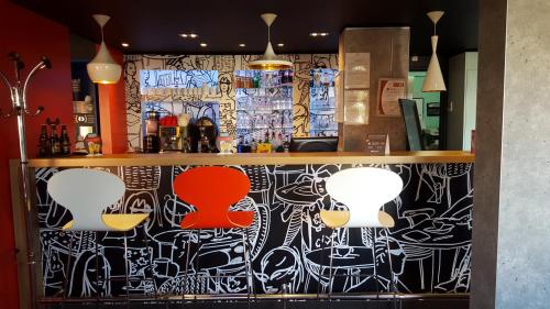 a bar with black and white graffiti on the wall at ibis Cambrai in Cambrai