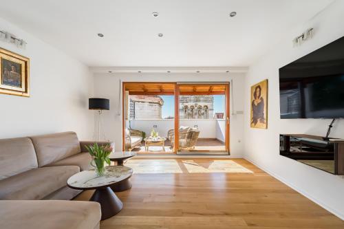 un salon avec un canapé et une table dans l'établissement Penthouse Matkovic, à Split