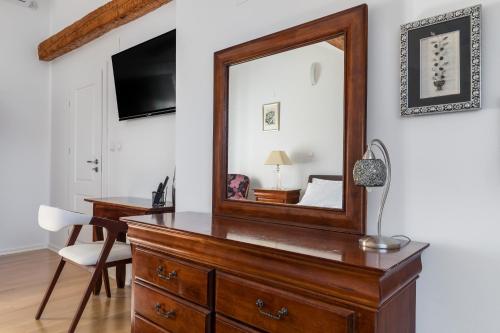 una camera da letto con uno specchio e una cassettiera con scrivania di Penthouse Matkovic a Spalato (Split)