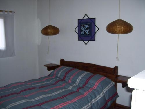 - un lit dans une chambre avec deux lampes dans l'établissement Casa Abedules de los Andes, à San Martín de los Andes